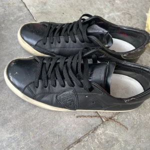 Philippe Model PRSX - Philippe Model, klassiska svarta i modell prsx. Storlek 41. Använda men i gott skick. Alla slitna detaljer finns med när skorna köps nya.   Nypris retail: 3500 kr