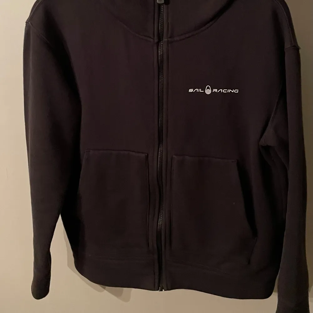 Säljer min sail racing hoodie. Bra skick ser väldigt bra ut. Bara haft några gånger. Mjukt och skönt material som håller än våran om kvällarna . Hoodies.