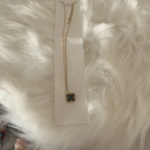 Vancleef - Halsband i vancleef. EJ äkta guld men doppat guldpläterat så de  missfärgas INTE. Finns i flera varianter! Köpare står för frakten!  