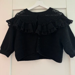 svart kofta zara - Jättefin stickad svart kofta från Zara. Storlek m, använd 1-2 gånger💕💕