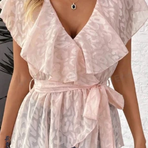 Blus - Säljer en likadan blus som jag sålt en gång innan då jag har en likadan. Blusen är från shein och är så snygg!💋