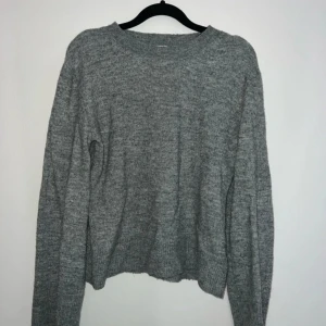 Tröja - En mysig stickad grå tröja i storlek M från H&m
