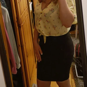 Svart kjol i storlek XS - Bra skick och aldrig använd och just därför säljer jag den.