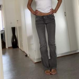 Så snygga och trendiga grå lowwaist jeans. Superbra skick. Är 1.71 och de är super i längden. Älskaaaar💕 