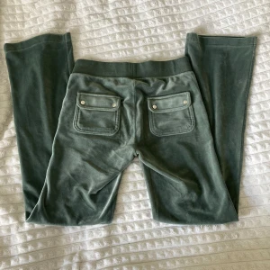 Juicy Couture byxor - Säljer mina juicy byxor i färgen Del Ray då de inte används. Nyskick, inga defekter och inte använda mer än 3 gånger. Nypris 1200kr. Jag är 167cm för referens (läs min bio för mer info)💕