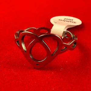 Kärleksfull ring i rostfritt stål - En ring i rostfritt stål med en diameter på ca 20 mm