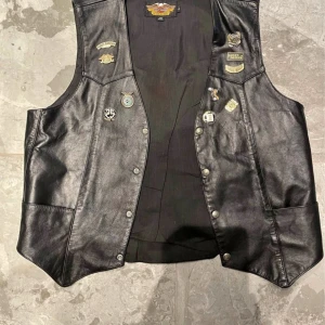 Äkta harley davidson skinväst  - En äkta harley davidson skinväst. Nyskick 