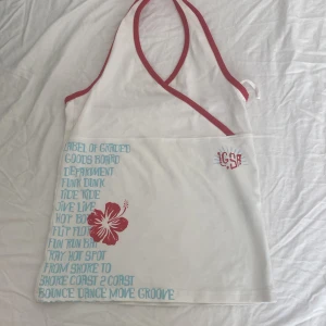 Halterneck topp - Säljer en vit och röd halterneck topp då den inte passar mig så fint!💗 skulle passa fint till sommaren💗priset går att diskutera 