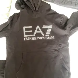 Hej, säljer en äkta EA7 tröja, Pris kan diskuteras. Storlek S-M