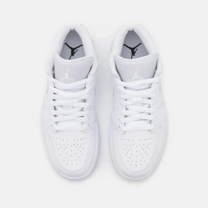 Jordan 1 Low - Vita str. 40 - Vita Jordan, köpte ca 1 år sen, använda ca 5 ggr mest inomhus så nyskick. Säljer för att dem inte kommer till användning. Nypris 1345, kvitto finns. Kan skicka fler bilder💕