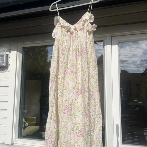 Sommarklänning  - Super fin klänning perfekt till sommaren🥰 Använd fåtal gånger!