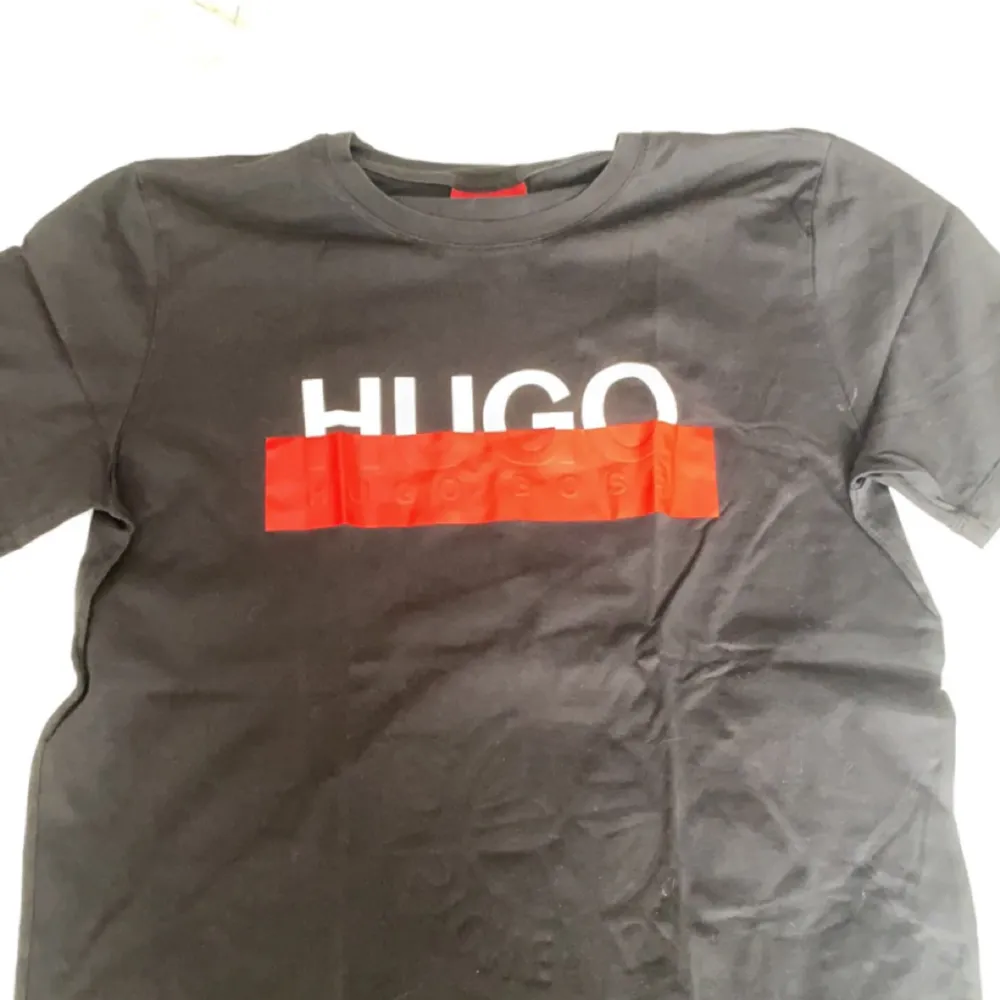 Hej, Äkta Hugo boss t-shirt. . T-shirts.