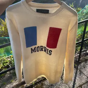 Tja säljer min snygga Morris tröja i färgen benvit, tröjan är i storlek medium och är i väldigt bra skick, skriv om du har några frågor ✍🏻😊