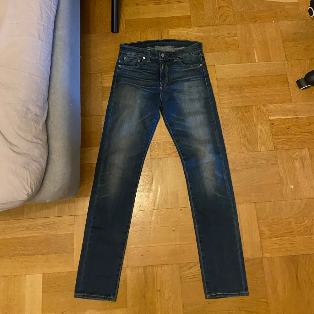 Säljer dessa Levis jeans som är i ny skick, inga defekter, (pris kan diskuteras vid snabb affär!). Jeans & Byxor.