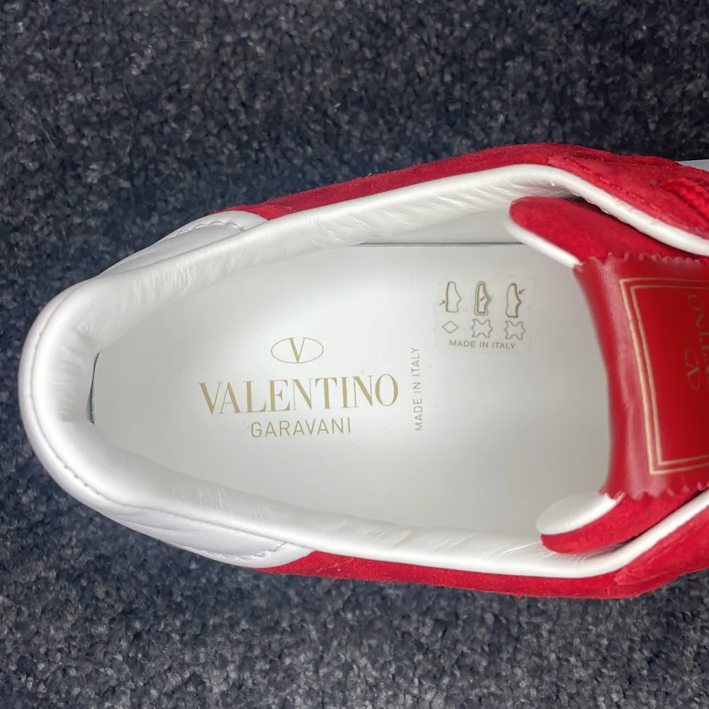 HELT NYA Valentino Flycrew skor, mest eftertraktade skorna på marknaden i en populär färg, 10/10 skick, storleken är 42, allt og tillkommer (Extra skosnören, låda, +2 dustbags)  Hör av dig vid frågor och funderingar! ❗️INGA BYTEN ❗️. Skor.