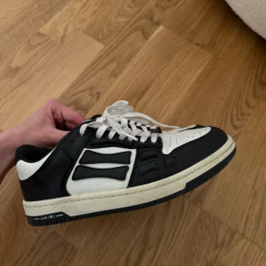 amiri skor - ej autentiska amiri skor, fel fria dock (men använda med lite lite slitage)! skorv pm för fler bilder! 💞 kan diskutera pris