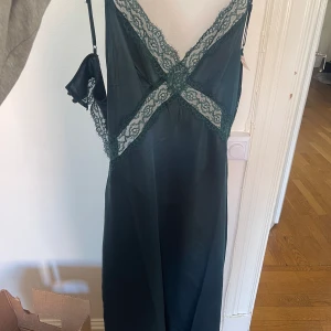 Nattlinne/klänning - Nattlinne från h&m, kan användas som klänning också. Öppen rygg, aldrig använd.