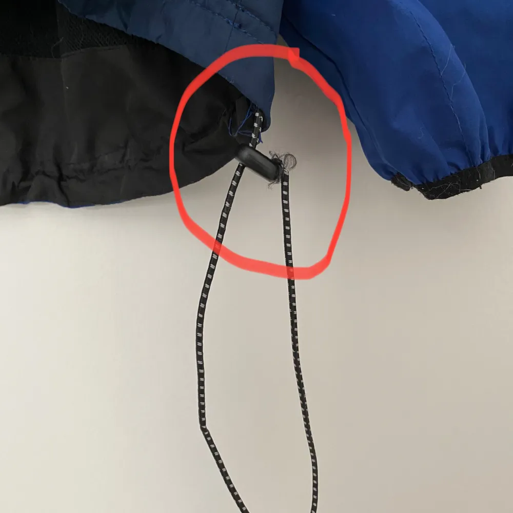 Klassisk windbreaker som kommer från märket Bagheera. Jackan är knappt använd men ena spänning snöret på höger sida är trasigt (se bild 5). Man kan fortfarande spänna åt på vänster sida däremot. Kan skickas på posten eller mötas upp i Gävle😇. Jackor.