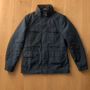 Feild jacka - Säljer denna sjukt snygga blåa feild jackan från märket Mark and Spencer i storlek M. Skick: 9/10. Nypris är 2000kr+ och mitt pris är endast 889kr och kan diskuteras. Om de är något så skriv gärna.