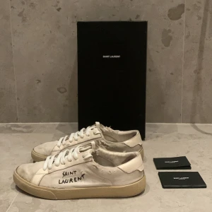 Saint Laurent Skor - Ett par riktigt feta skor från Saint Laurent! Skick 7/10. Allt OG medföljer! Skriv vid frågor eller funderingar!