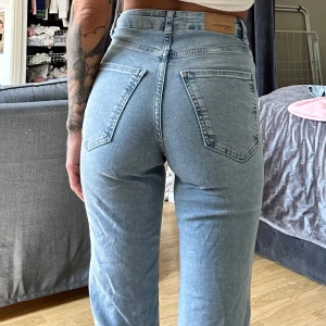 Gina tricot jeans - har slitningar ner till men är i bra ska annars 