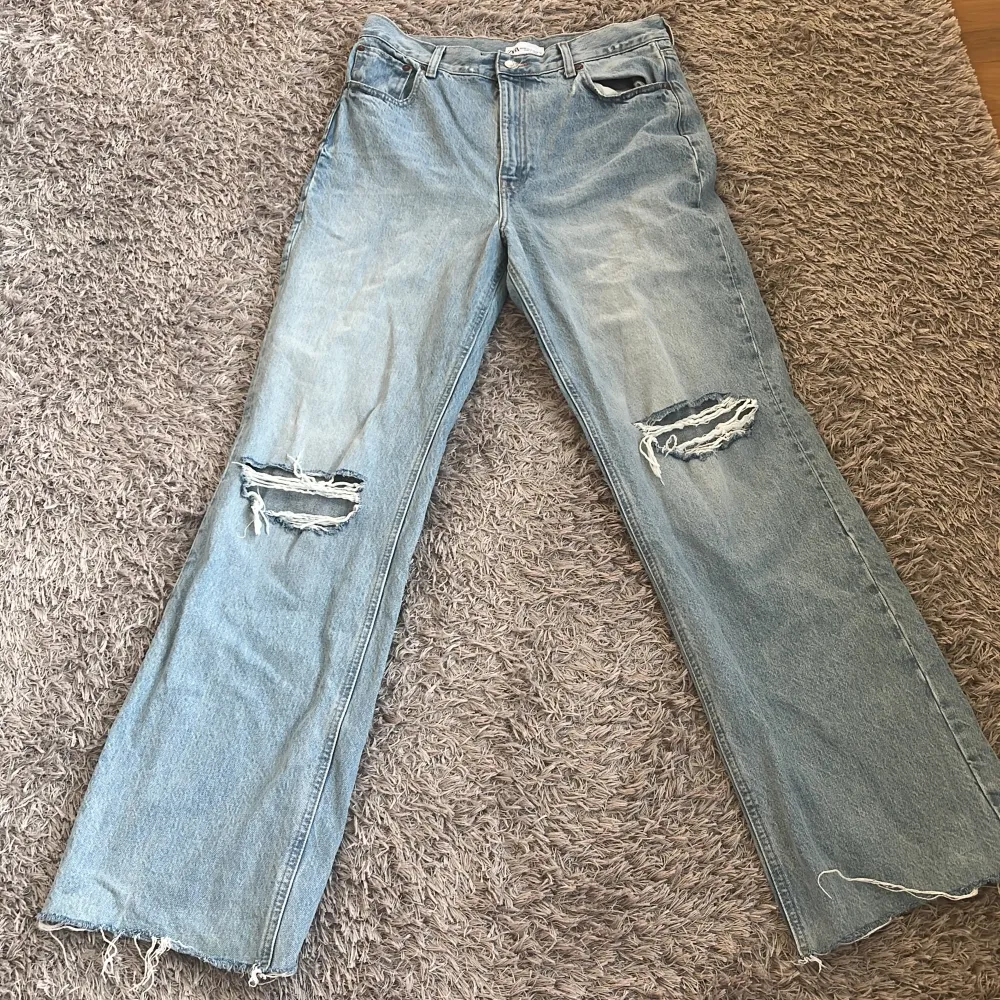 Säljer dessa fina Zara jeansen då dom är för stora för mig. Använda fåtal gånger. . Jeans & Byxor.