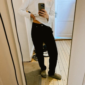 Adnym atelier 202 stone black jeans  - AST 202_Stone Black_ The straight fitted jean featuring a straight top block and a straight leg for a casually relaxed modern silhouette_  Casual Fit, Mid Rise, Straight Leg Storlek 27  Fint skick använt fåtal ggr 