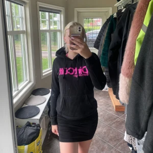 dirtcült - säljer min dirtcült hoodie som aldrig kommer till användning längre, då den har blivit för liten💕det är storlek M men skulle säga att det är xs/s!