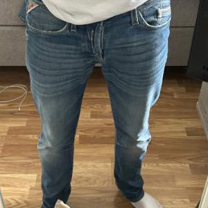 Ett par fräscha Replay jeans, storlek 28/32 och är i ett grymt skick!