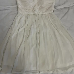 Vit klänning - En vit off shoulder klänning. Den är i väldigt bra skick. Använd under ett event. Strl 36. I chiffong.