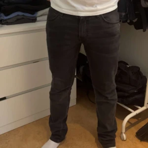 Jeans  - Mörk Gråa jeans ifrån Lee i storlek W32 L32. Jeansen har inte kommit till användning och är därav i bra skick.   