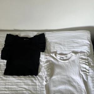 Vit/svart topp - Vit och svart topp med volang från zara. Svart topp i storlek S och vit i storlek M.