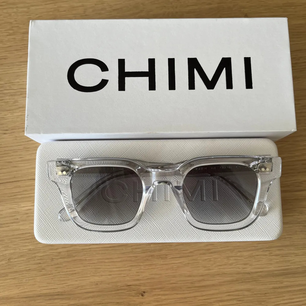 Säljer dessa CHIMI 04 glasögon med clear båge och grått glas då de knappt har kommit till användning. Glasögonen är i nyskick då de knappt har använts men däremot har själva glasögon påsen och duken fått solkrämsfläckar på sig. Allt OG medkommer.. Accessoarer.