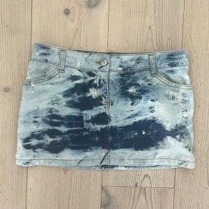 Snygg jeanskjol - Kjol med unikt mönster, midja 38-39cm och längd 27-28cm