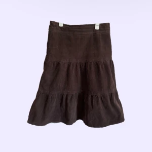 brun manchester kjol🤎 - jättefin brun manchesterkjol från h&m runt tidigt tvåtusental, endast använd en gång! 🤎