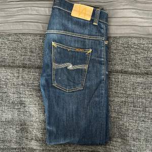 Mörkblåa Nudie jeans i riktigt bra skick. Slim passform, säljes då de är för små för mig. Nypris runt 1500kr.