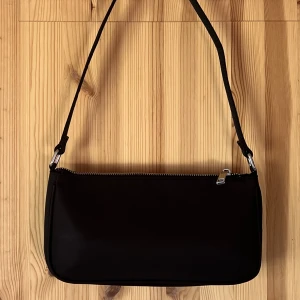 Baguetteväska - Använd 1 gång, fint skick. Se bild 3 för storleksreferens! 26x13 cm  