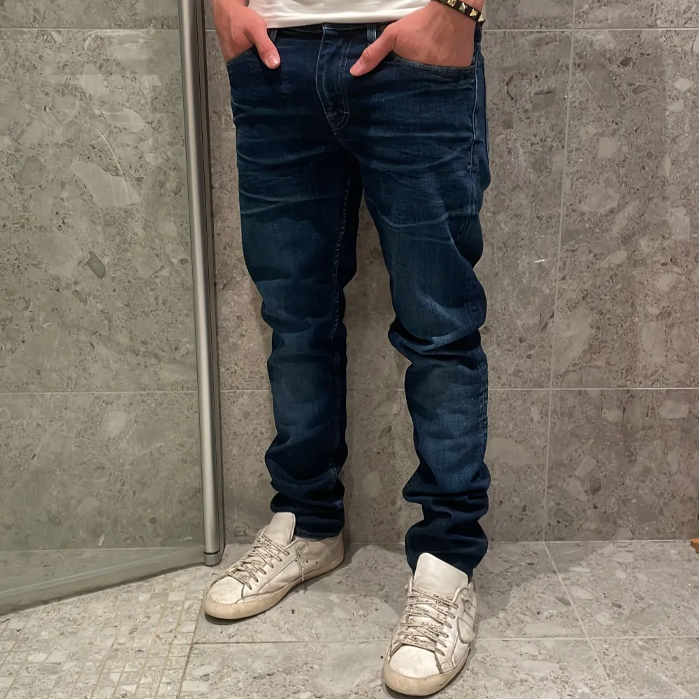 Hej! Vi säljer nu ett par riktigt snygga tiger of Sweden jeans | Strl: 29/30 Skick: 9/10 Retail: ca 1700kr | För ytterligare frågor är det bara att skriva🪄. Jeans & Byxor.