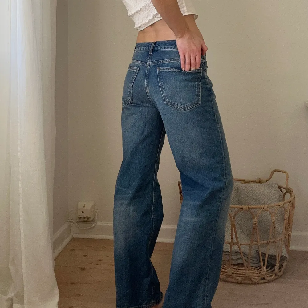 Säljer dessa supersnygga lågmidjade jeansen från Zara. Sparsamt använda, fint skick! Storlek 36. Går att köpa direkt!!💙💙⭐️. Jeans & Byxor.