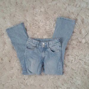 Bootcut jeans - Älskar verkligen dessa men dom är för små. Inga bakfickor, men lågmidjade. Perfekta till sommaren. Storlek 140 men är väldigt stretchinga, så skulle säga att dom passar 150 ksk. Dom är från h&m men dom är gammla. 