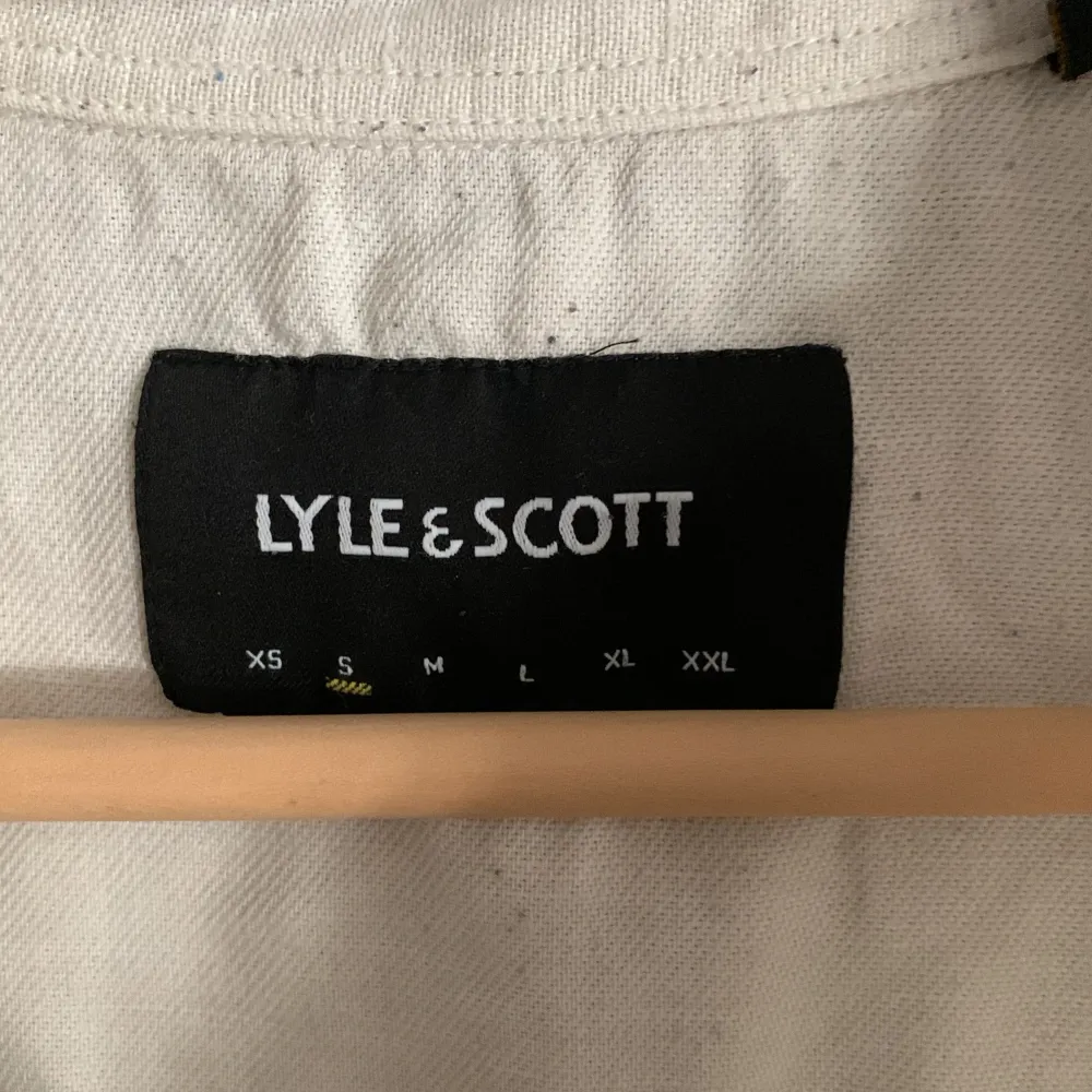 En kortärmad linneskjorta från Lyle & Scott som är riktigt skön på sommaren.. Skjortor.