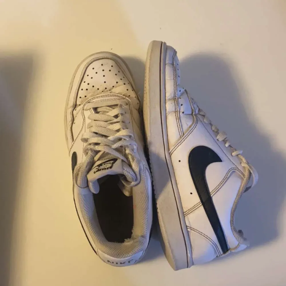 Ett år gamla vita air force Nike skor. Skor.