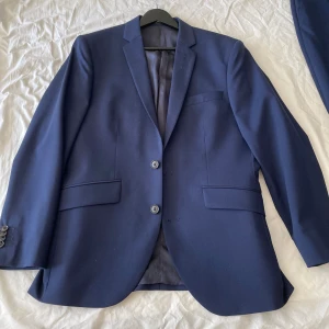 Studentkostym, Tiger of Sweden - Kavaj: Tiger Herr JAMES Blazer male Byxor: Tiger Herr THODD Pants male Använd två gånger, nypris 5498:- 