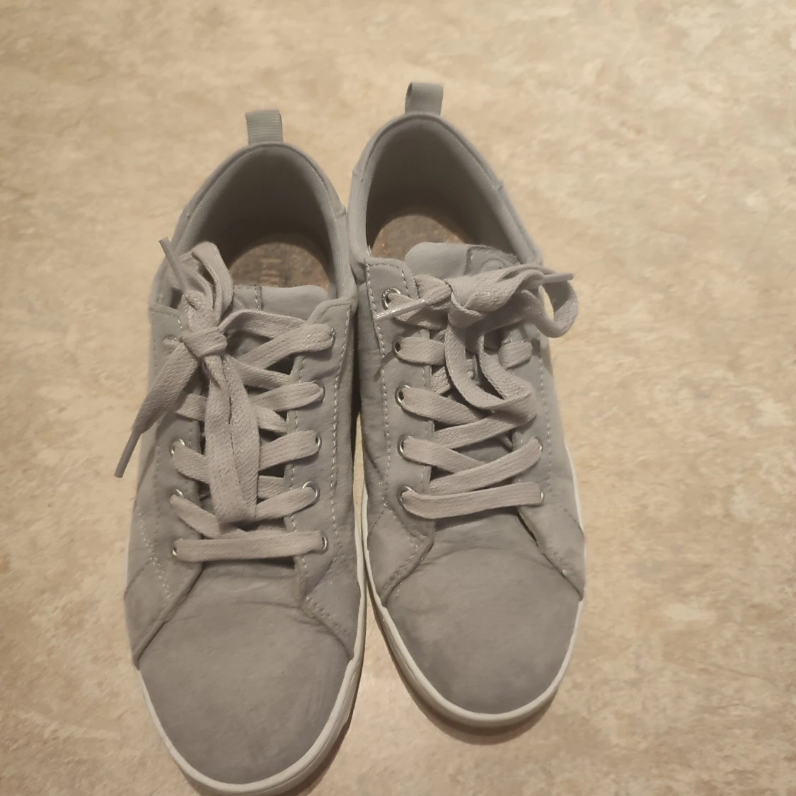 Gråa sneakers  - 91