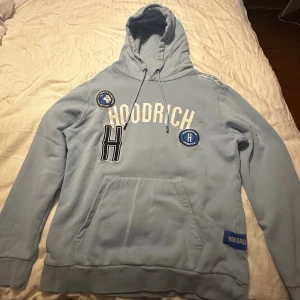 Hoodrich Hoodie - Ljusblå hoodrich hoodie herr i storlek L. Super bra skick och knappt använd. 