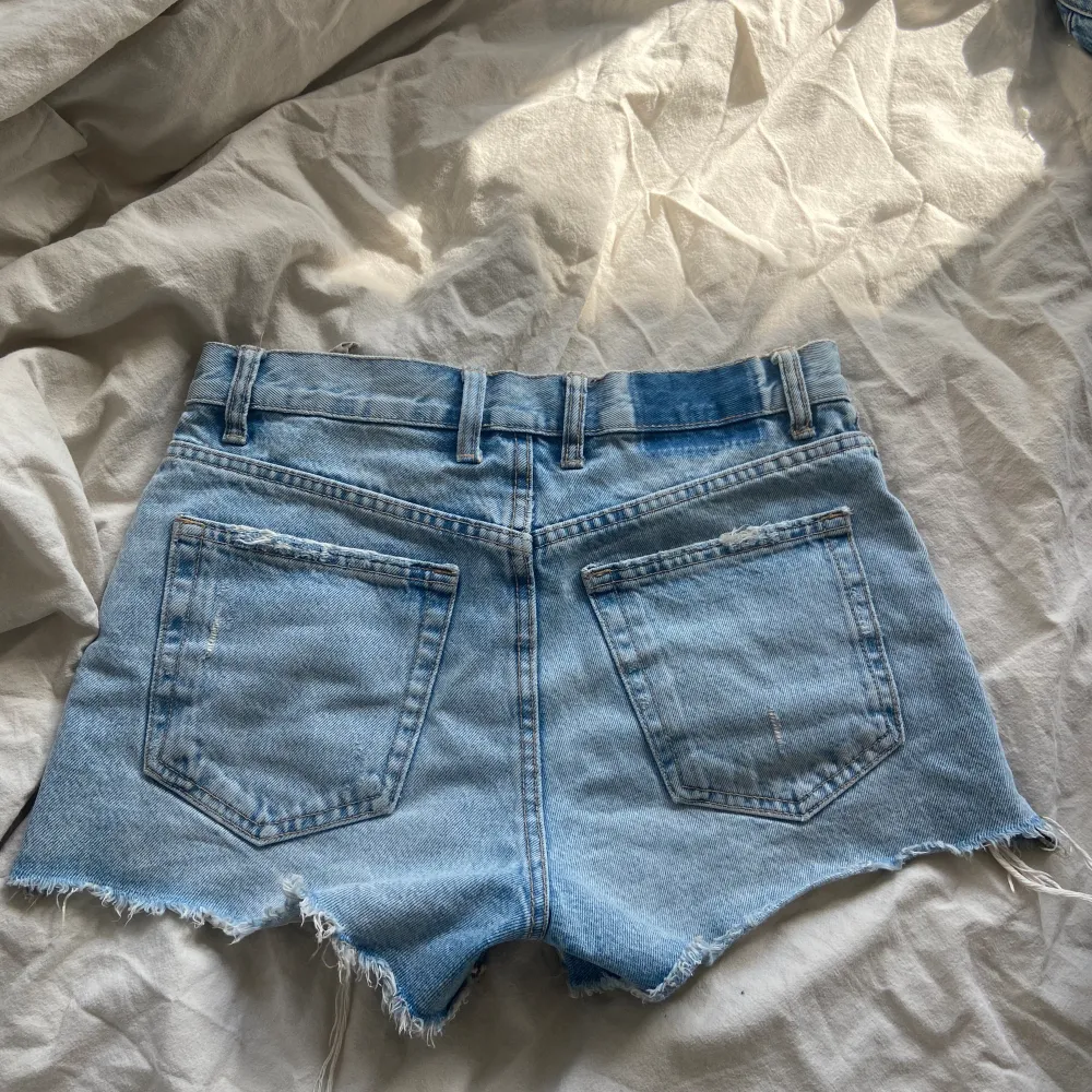 As snygga zara shorts köpta här på PLICK. Säljer då de var för små på mig tyvärr. Dem ” gick upp” lite när jag testade dem ( de sista bilden) men de är inget man tänker på.. Shorts.