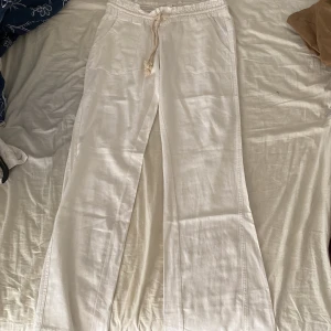 Roxy linnebyxor vita - Helt ny, aldrig använda. Kommer från Roxy store. Säljer progrund av att den inte passar. Kan även byta med någon för en storlek xs.