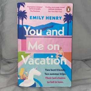 You and me on vacation  - Säljer denna bok pga att jag inte läst ut den än och jag har haft den i ca 2 år Bra skick men några sidor är vikta vid kanten  