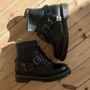 Helt oanvända dr martens - Dr martens känga, oanvända utan box. Köpte 2 hand men är för små för mig (har 42/43). Coolt spänne som går över skon. Helt perfekta för varje årstid 😌✨