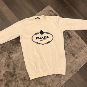 Prada tröja  - Kan gå ner i pris vid snabb affär 